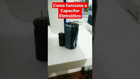 Veja como funciona um Capacitor Eletrolítico.