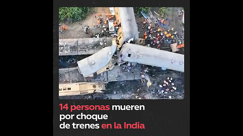 Dos trenes de pasajeros descarrilan y se estrellan en la India