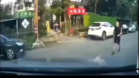 Dashcam shows man attacking car.