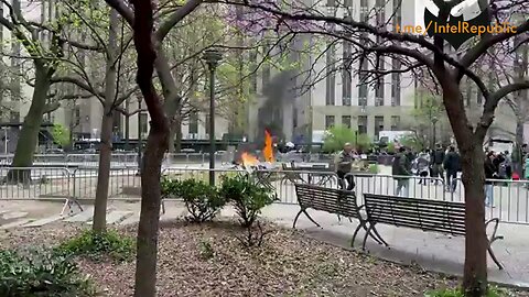 ⚠️ WARNING: DISTURBING FOOTAGE ⚡️🇺🇸 🔥 MAN SETS HIMSELF ON FIRE OUTSIDE TRUMP TRIAL COURT