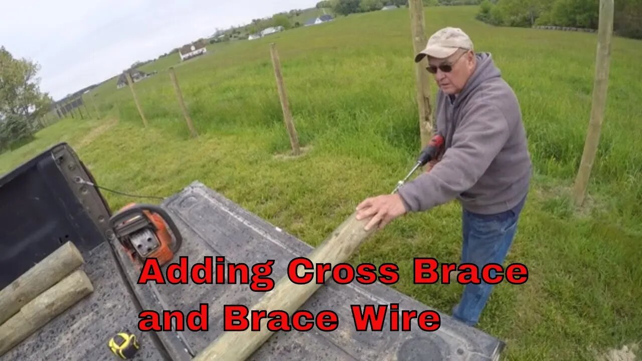 Cross brace and brace wire in fencing