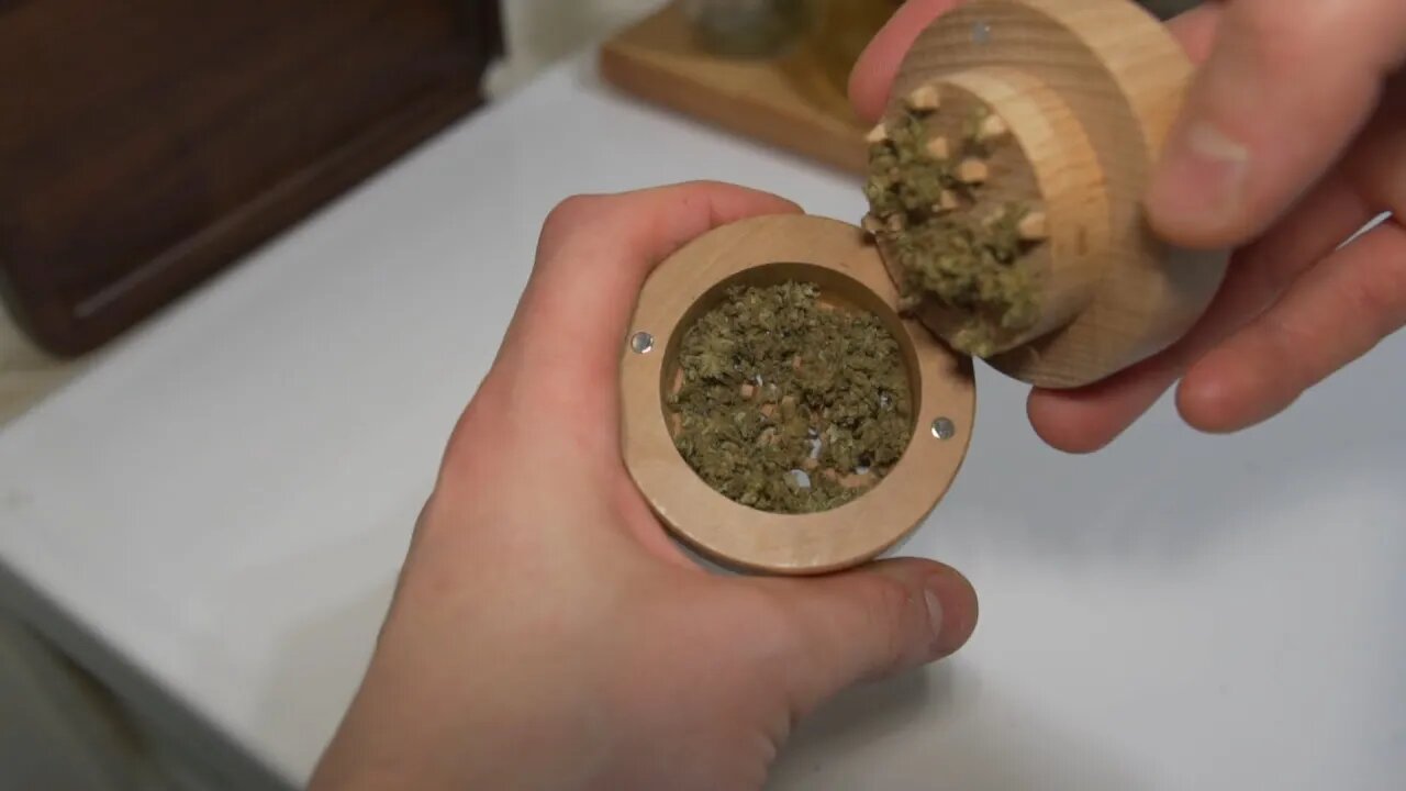 Wooden Cannabis Grinder Review | Ryot Wood GR8TR with Glass Jar Body