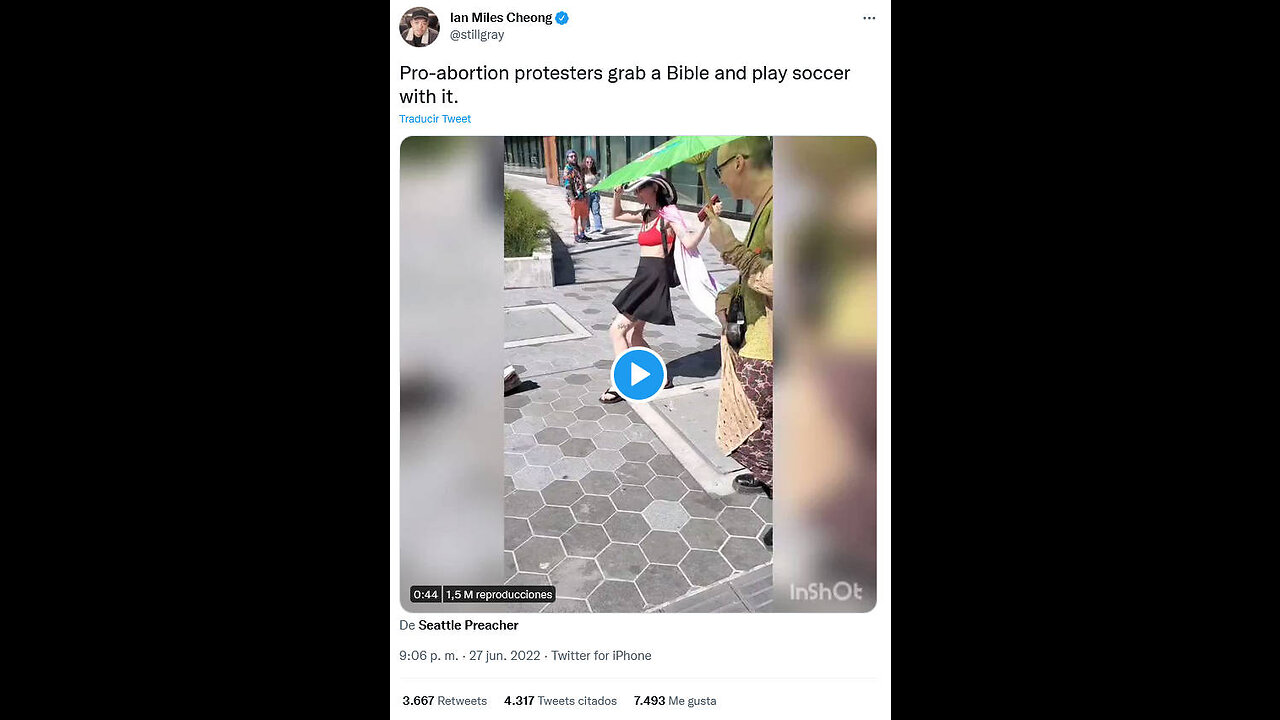 Pro-abortion protesters grab a Bible and play soccer with it (@stillgray) (Twitter) (jun.2022)