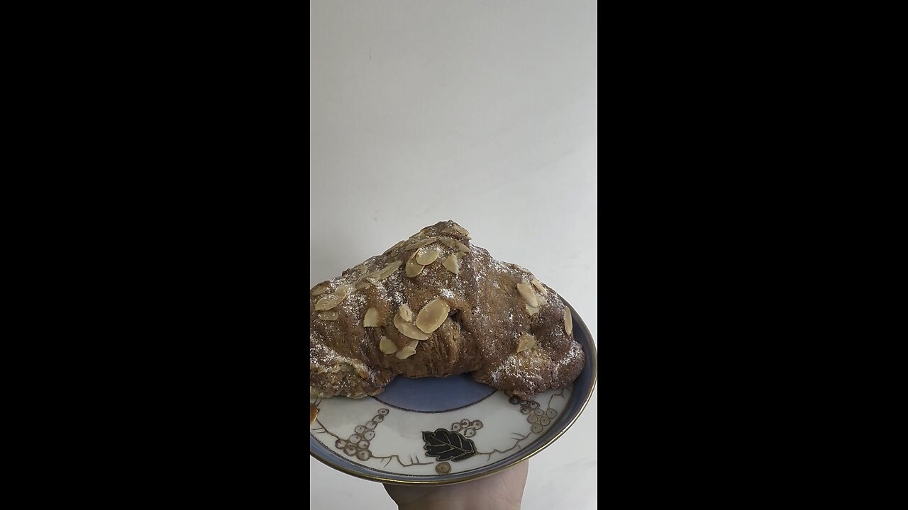 #croissant #bakedgoods #frenchbakery #funny #crunchy