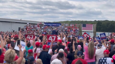 JD Vance welcomes Trump on stage in Asheboro, NC 🇺🇸