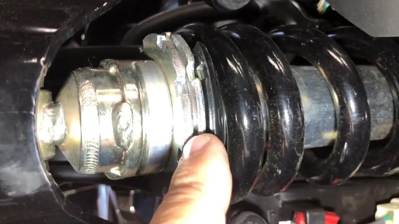 Adjusting shock preload on Honda and yamaha