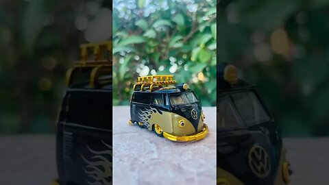 Cheshire Cat chases the White Rabbit in a Volkswagen Bus | Kombi Somba Disney VW Hot Wheels diecast