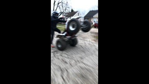 SHREDDING WHEELIE DOWN THE BLOCK #viral #yamaha #quad #atv #blaster #offroad #shredding