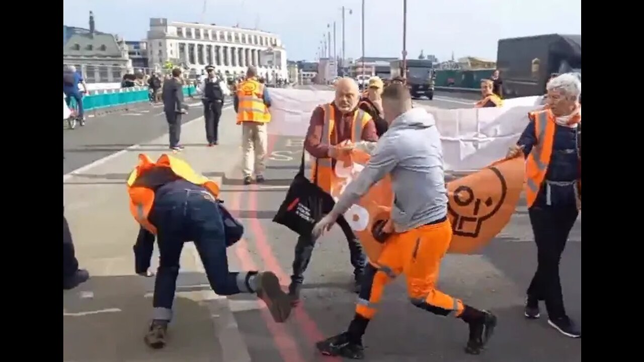 Biased Met police run protection for Just Stop Oil. Arrest commuter