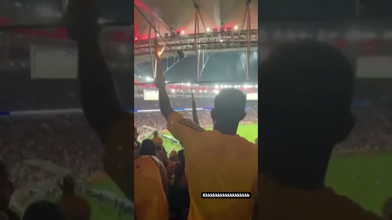 Torcedor soltando fogos dentro do Maracanã durante jogo