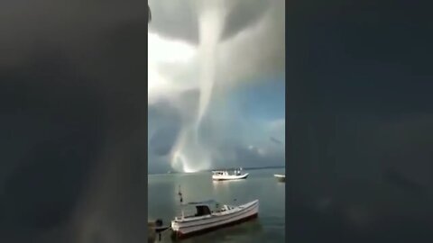 Pareciera que en está tromba marina algo está bajando a las costas de México Fenómenos Naturales