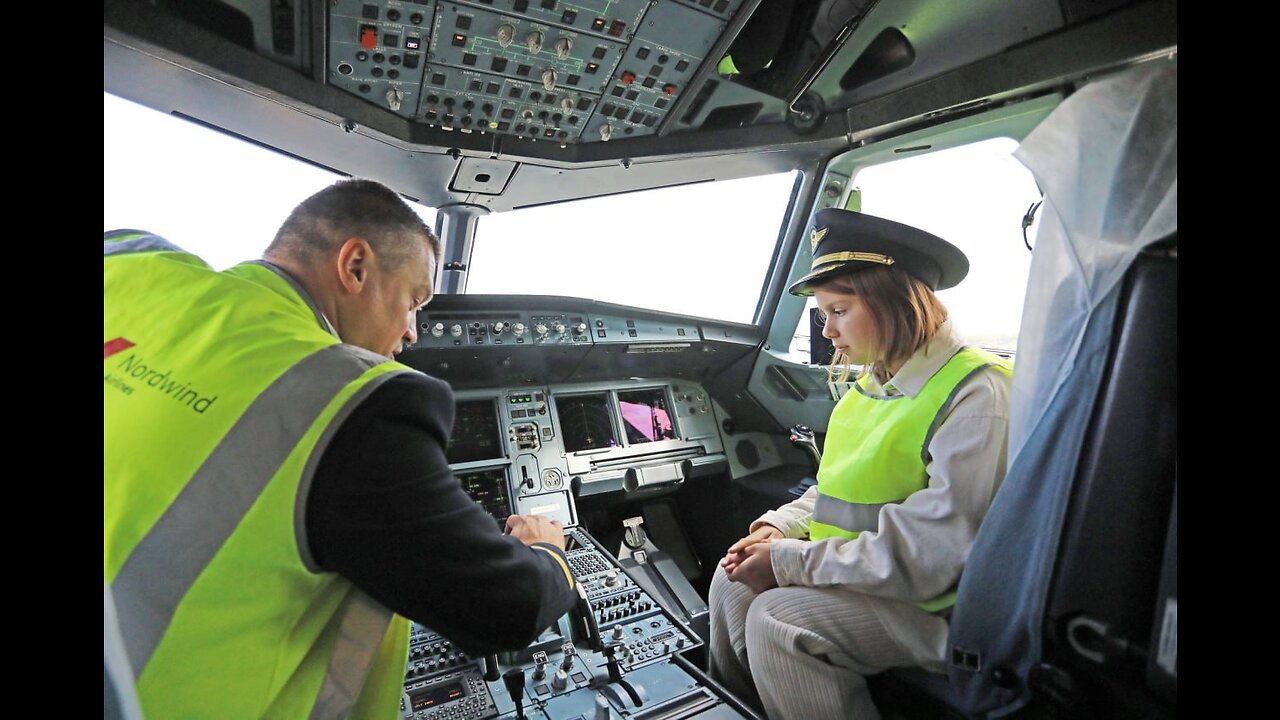 Aeroporto de Kazan e Nordwind Airlines fizeram hoje excursão temática com crianças e adolescentes