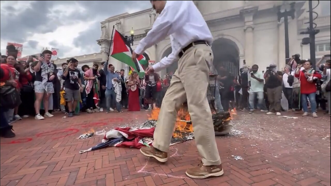 AMERICAN PATRIOT TRY SAVING BURNT U.S. FLAG🏛️🔥🇺🇸🏃🔥FROM PRO-HAMAS RADICALS🥷🇵🇸🧟‍♂️💫