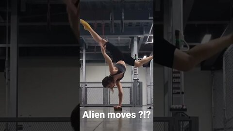Alien dance moves ? #alien #dancer #yoga #freeze #pose