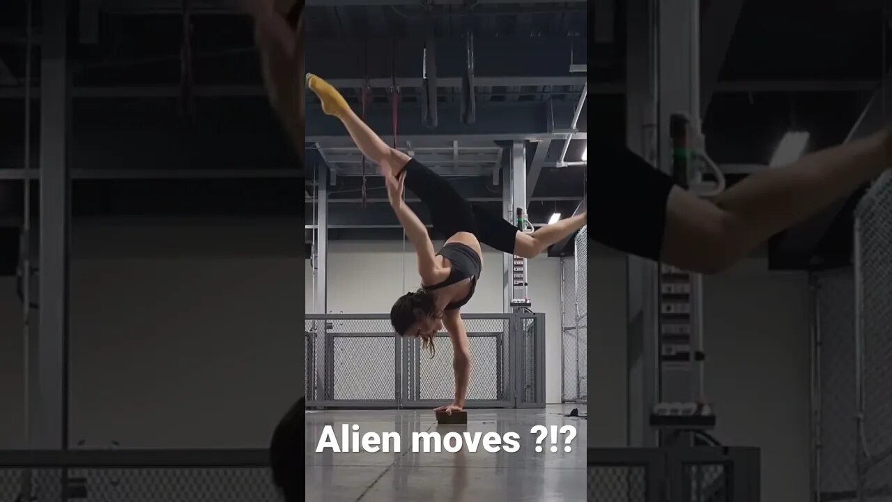 Alien dance moves ? #alien #dancer #yoga #freeze #pose