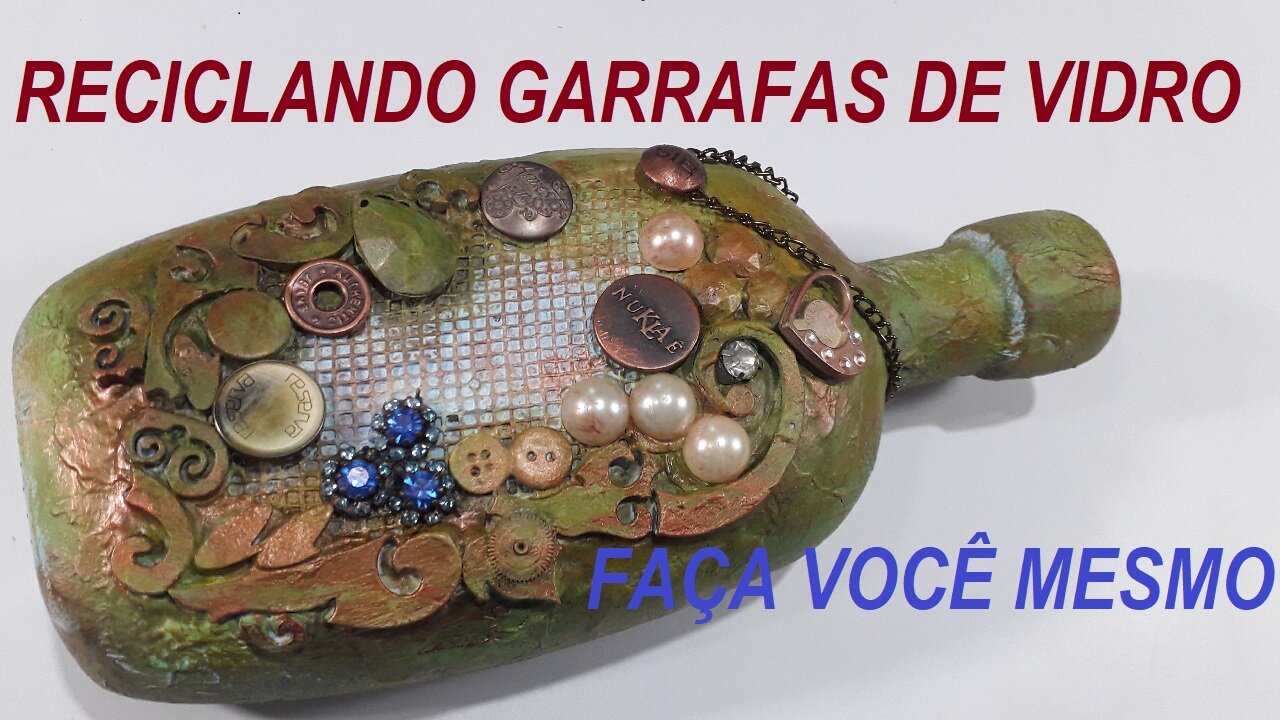 GARRAFA DECORADA COM BIJUTERIAS E BOTÕES @lucibuzo