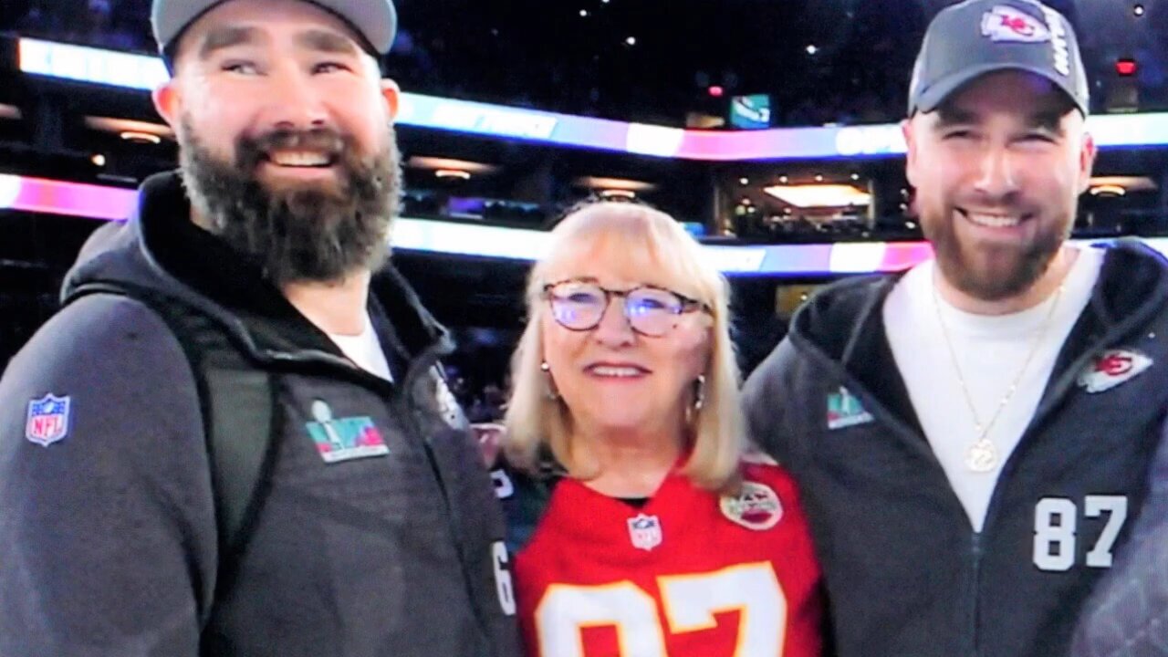 Taylor Swift Click Family Photo With Sister in law Kylie Kelce at Chiefs vs Bills 21 January 2024