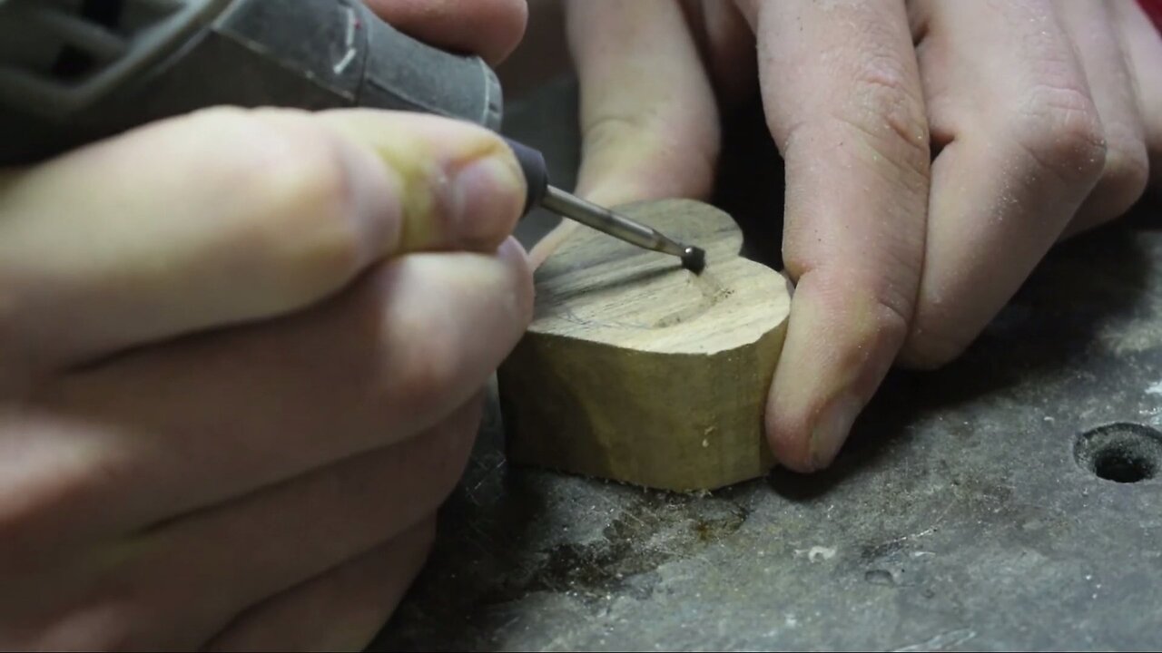 Making a wooden keychain with epoxy flowers