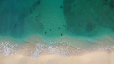 Linda visão aérea de litoral relaxante!!