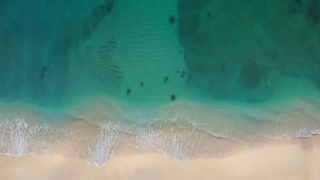 Linda visão aérea de litoral relaxante!!