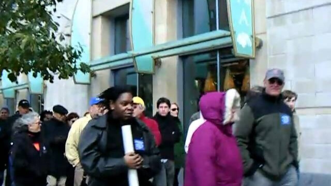 Crowd moving forward.AVI