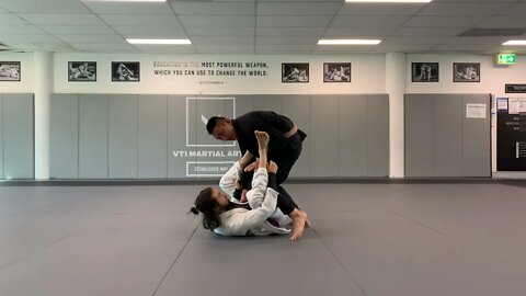 Jiu Jitsu - Passing the Lasso / Spider Guard with Knee Cut Pt.1