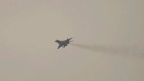 📽 A Belarusian Air Force MiG-29UB fighter approaches Baranovichi Airport.