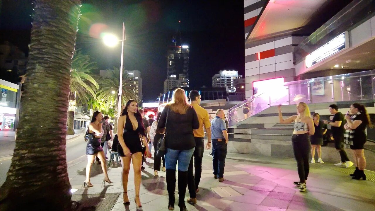 Walking on Orchid Avenue in Surfers Paradise | Gold Coast - Australia