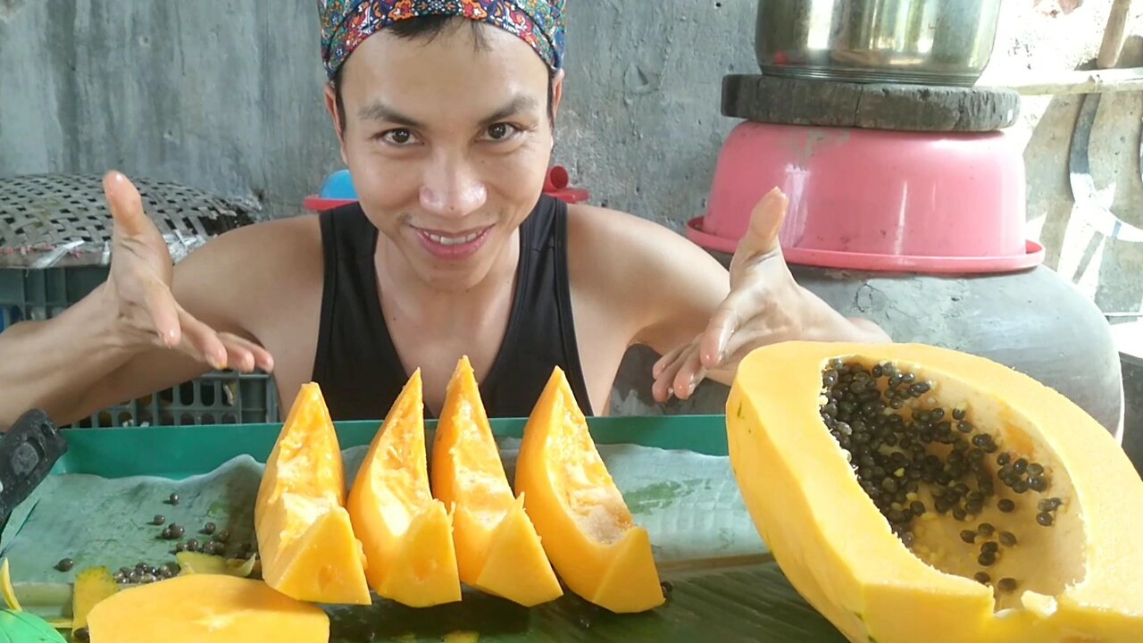 Enjoy delicious ripe papaya with me