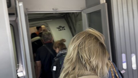 Unbelievable Queue Chaos! Boarding LOT Airlines from Warsaw to London!