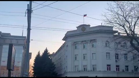 In Kherson, on one of the buildings in the city center, the Ukrainian flag was changed to the Russian one by the locals themselves