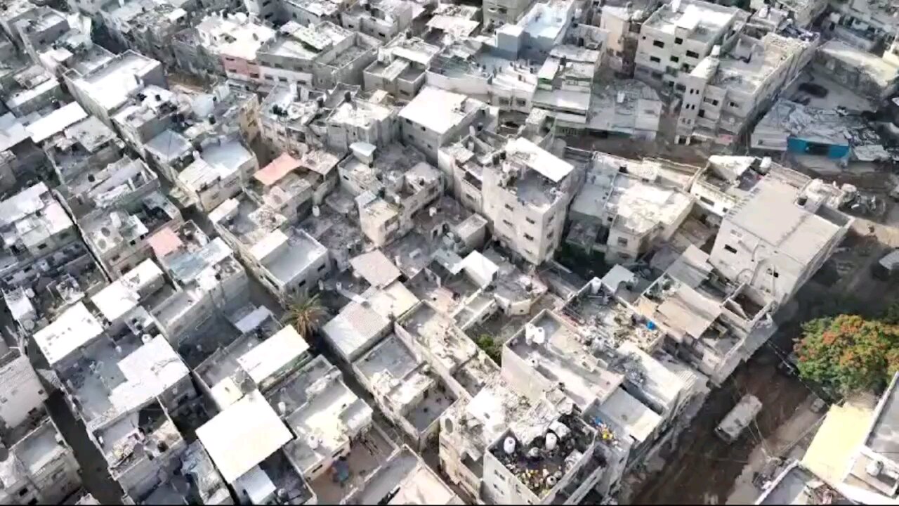 جيش الاحتلال ينشر توثيق لتفجير مباني في مخيم طولكرم خلال العملية العسكرية التي شنها على المخيم.
