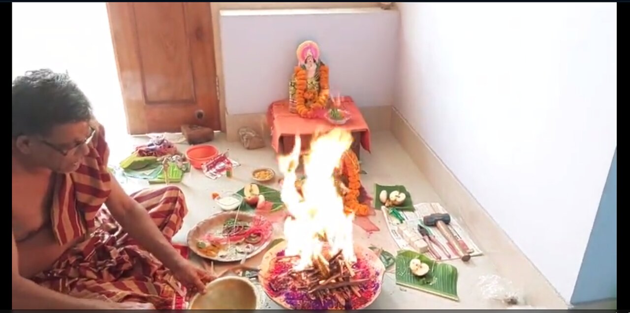 Vishwakarma Puja,il RITO in India di 1 mese fa DOCUMENTARIO Mantra a casa e in loggia massonica per Tvaṣṭṛ o Viśvakarmā il dio indù degli artigiani e degli architetti. È anche indicato come Grande Architetto Dell'Universo o GADU