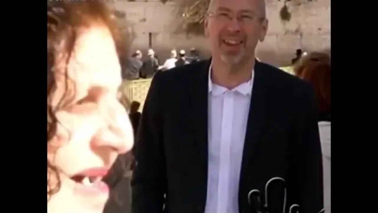 Veja o exato momento em que um repórter israelense fazia uma reportagem em Jerusalém, quando entra u