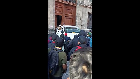 Presidential Palace in Mexico 🇲🇽 being stormed by protesters