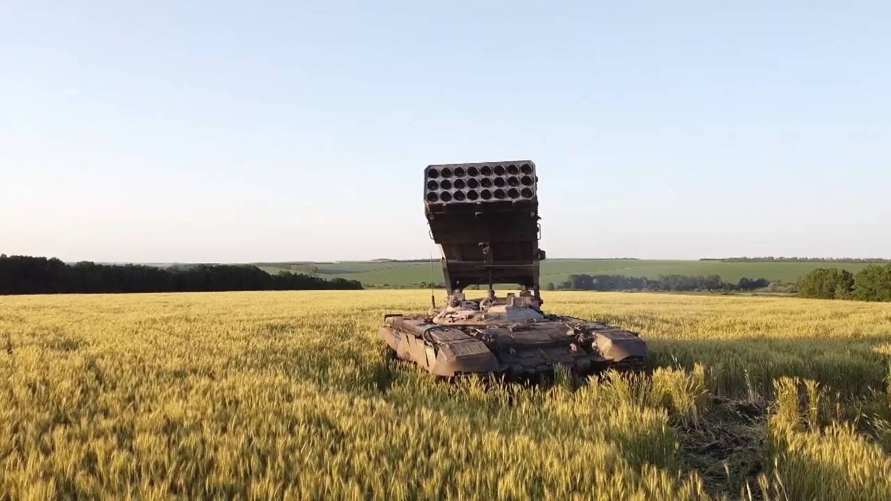 El Tos-1A ruso quemando las posiciones de la OTAN/ucrania en Marinka.