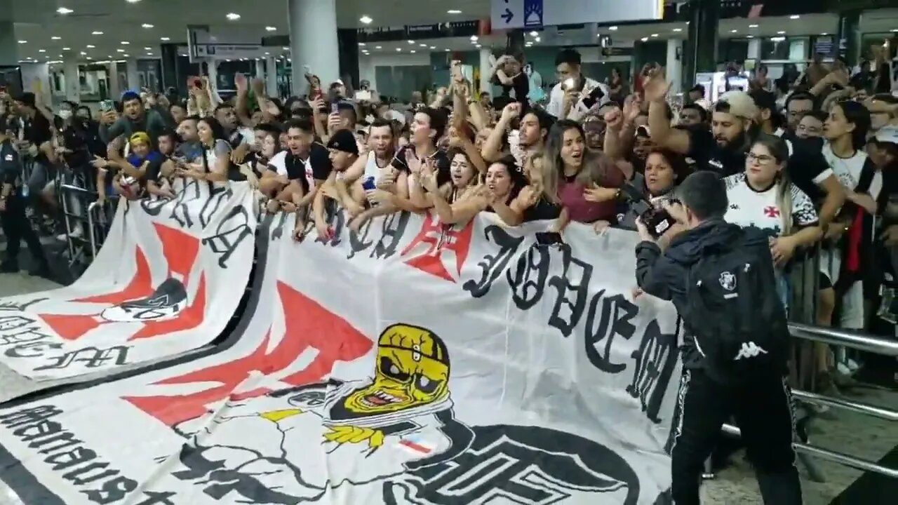 Manaus, 4 da manhã: Vascaínos cantando alto no aeroporto pouco antes do Vasco chegar Guarani x VG