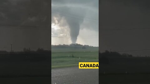 Impactante Tornado cerca de la ciudad de Coronation (Canadá, Alberta, 31 de julio de 2022).