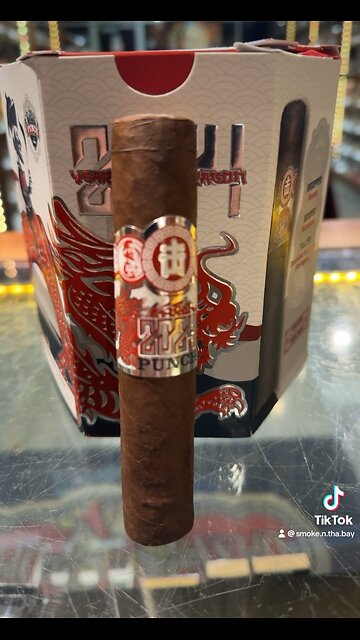 Cigar of the Day: Punch Year of the Dragon 2024 Dragon Fire 5x60 Short Gordo #Shorts #Cigars #Short