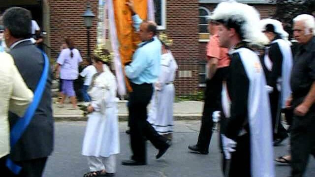 Madonna Della Cava 2011 The Band breaks to the side as we gather at the Church.AVI