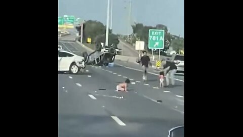 CHILDREN EJECTED FROM VEHICLE🚥🛣️🚙👶💺🧒🚗IN MAJOR ACCIDENT ON TEXAS BUSY FREEWAY🛣️🚙💺🚼💫