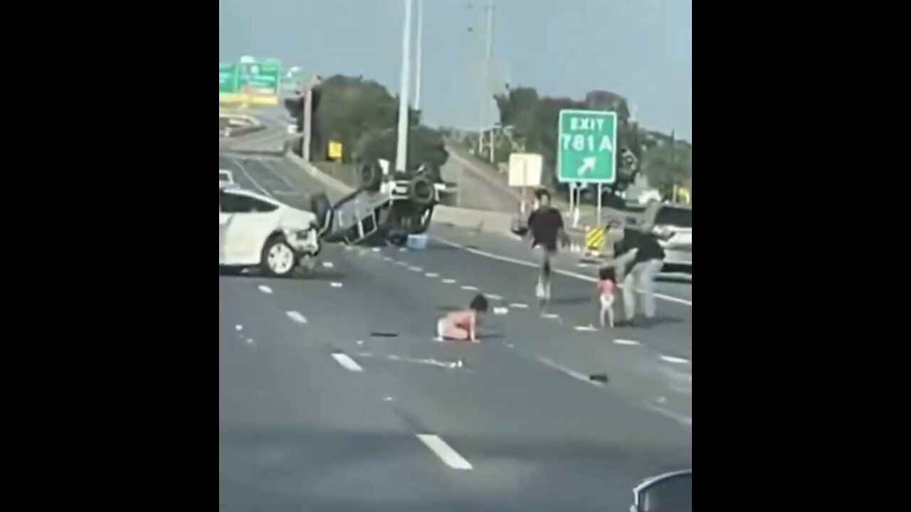 CHILDREN EJECTED FROM VEHICLE🚥🛣️🚙👶💺🧒🚗IN MAJOR ACCIDENT ON TEXAS BUSY FREEWAY🛣️🚙💺🚼💫