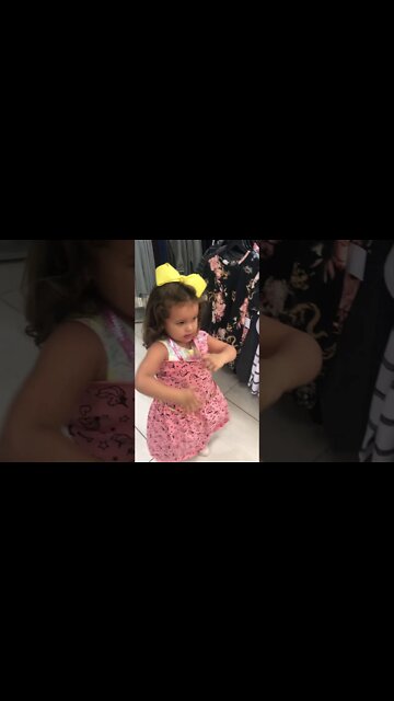 CRIANÇA COMPRANDO ROUPAS NOVAS NO SHOPPING E JA EXPERIMENTANDO NA HORA MUITO LEGAL ASSISTAM TOP 21 !