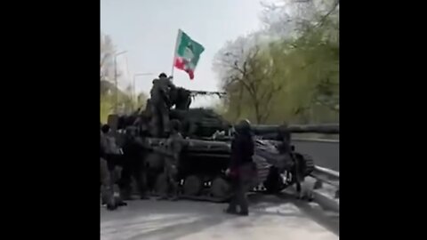 Raising the Chechen flag over a tank left by the Ukrainian military.