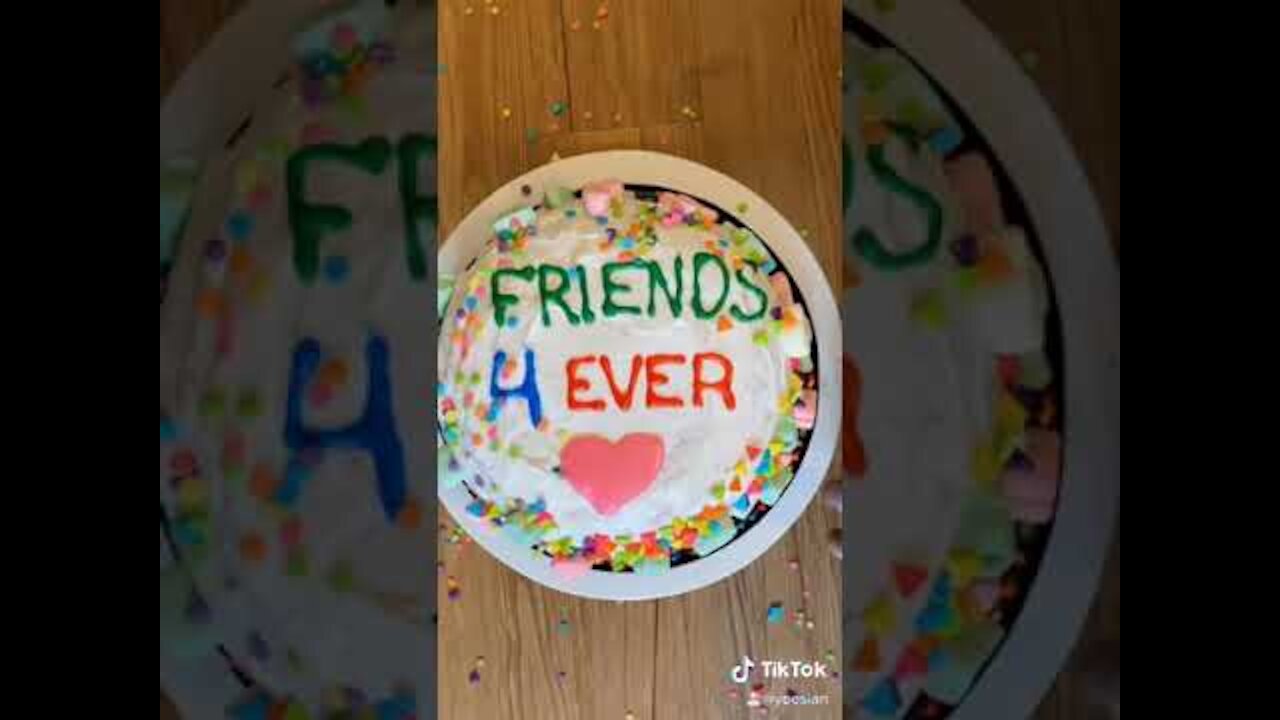 Decorating a cake go celebrate our friendship 🥰🧟♀️