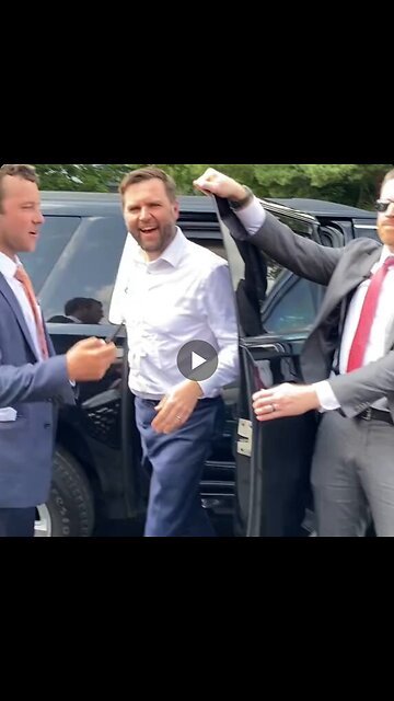 JD Vance on the campaign trail again with his mom, this is so heartwarming to see