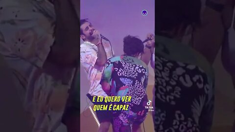 BBB 22 - Linn da Quebrada e Pedro Scooby cantando TETO DE VIDRO