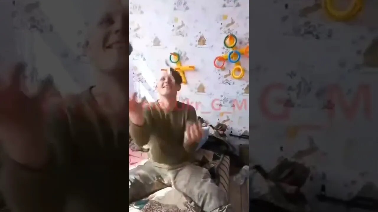 🇺🇦Украинский солдат жонглирует гранатами.