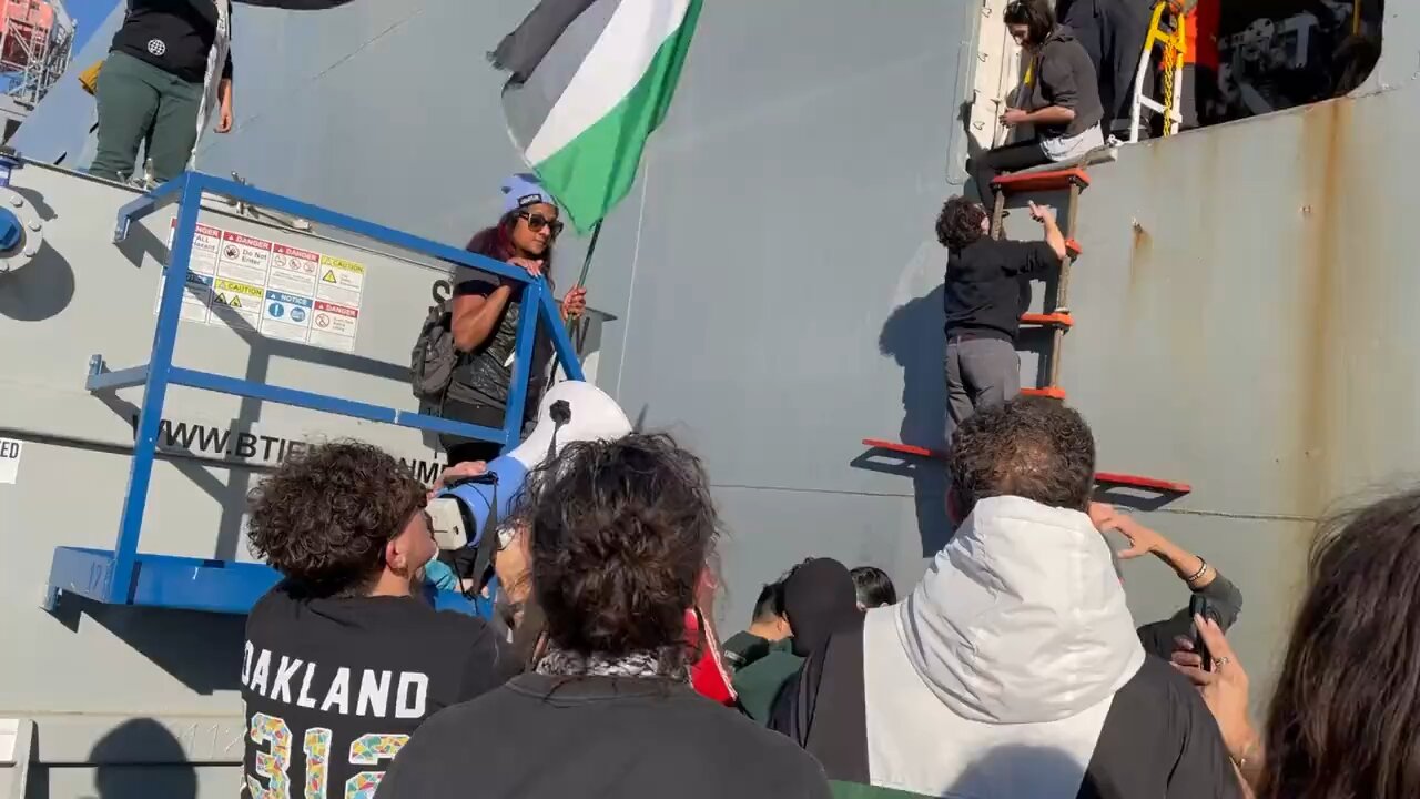 PROTESTERS BLOCK US NAVY SHIP