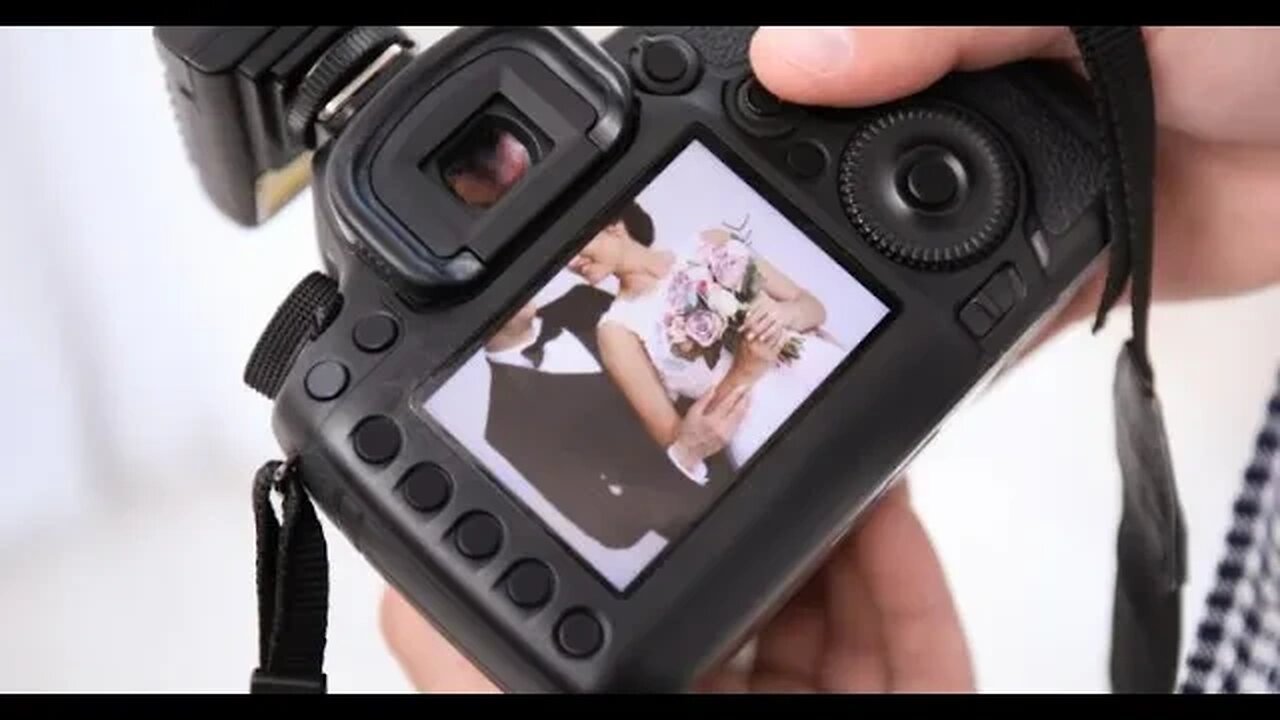 Wedding Photographer Deletes Couple’s Photos After The Way He Was Treated